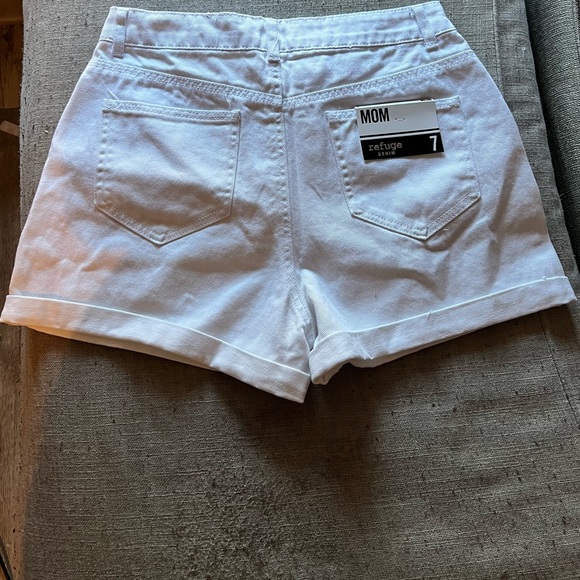 White distressed denim shorts. Never worn size 7 - Picture 2 of 4